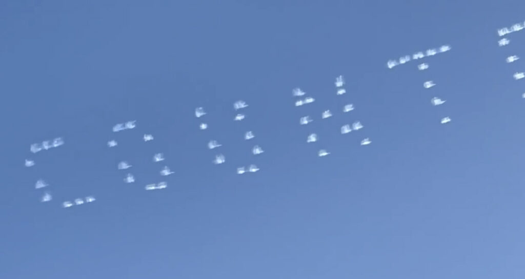 VIDEO: Saksamaal jätsid lennukid taevasse kummalise sõnumi – mida see peaks tähendama?