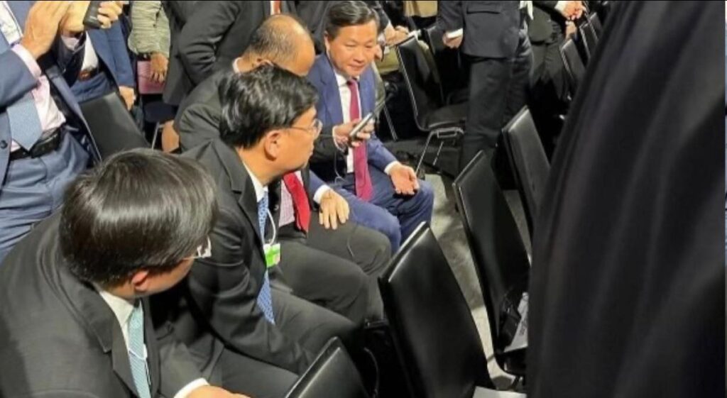 Ootamatu areng: Hiina delegatsioon marssis pärast Zelenski kõnet Davosi foorumil saalist välja