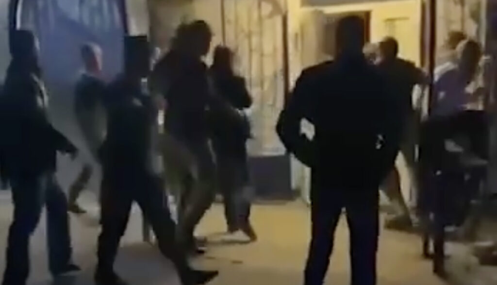 VIDEO: Venemaal läksid sõjaväelased kohalikega kaklema (NB! Nõrganärvilistele mittesoovitav)