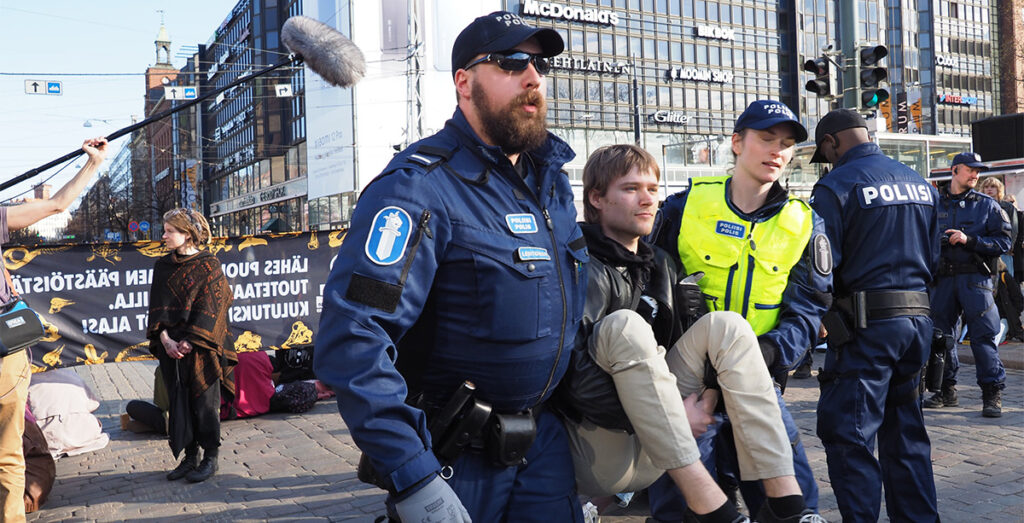 Kliimasõdalased sulgesid Helsingis taas peatänava – politsei viis kümneid inimesi minema