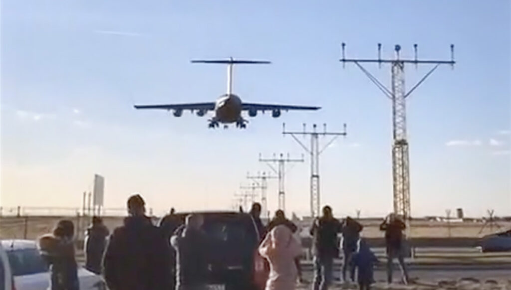 VIDEO: hiigelsuur USA transpordilennuk maandub Poolas