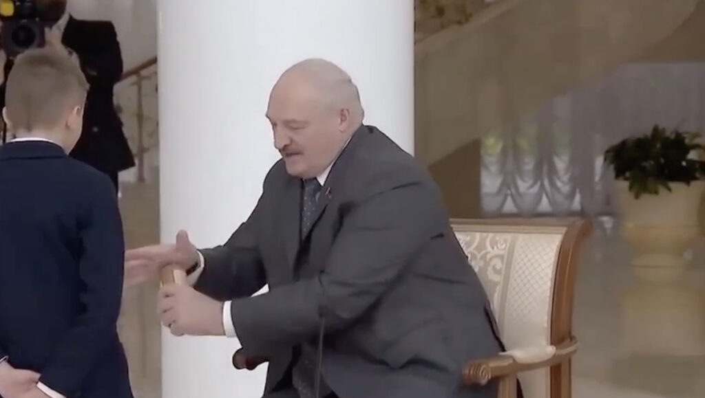 VIDEO: Valgevene president õpetab lapsi mahlapudelit avama