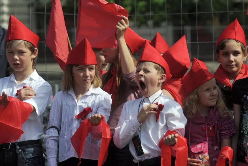 VIDEO: Venemaal käib hoogne NLiidu taastamine – Punasel väljakul võeti pioneeriks vastu 5000 õpilast