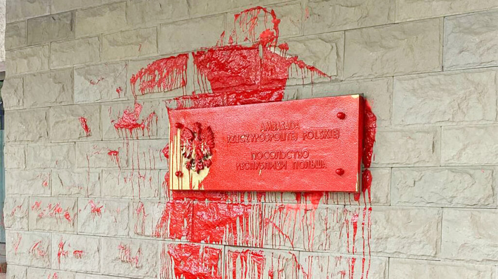 VIDEO: Poola saatkonna hoonele Moskvas visati punast värvi