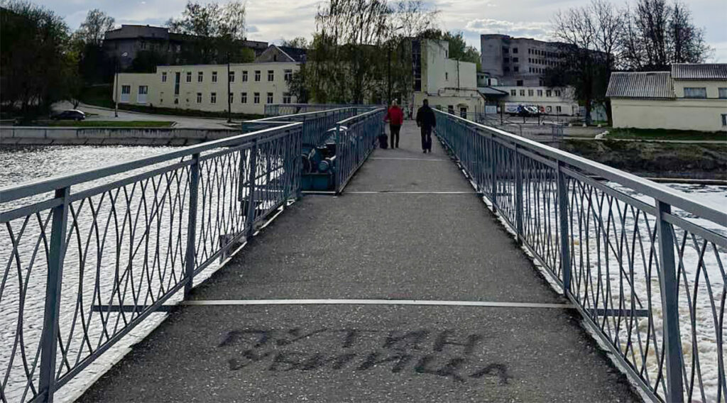 Venemaal kirjutati sillale „Putin on tapja” – sild värviti kohe üle