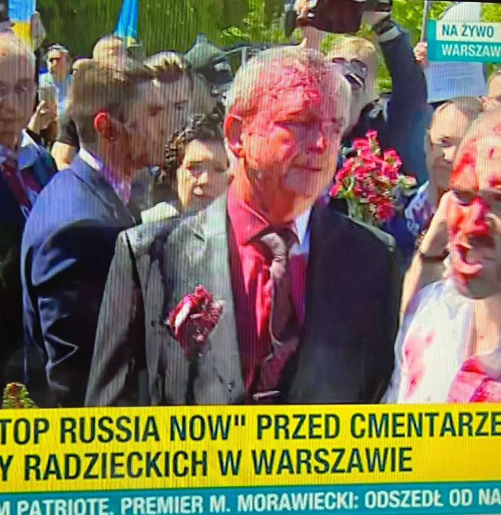 VIDEO: Vene saadikule visati Poolas punast värvi näkku, karjuti: „Fašistid!”