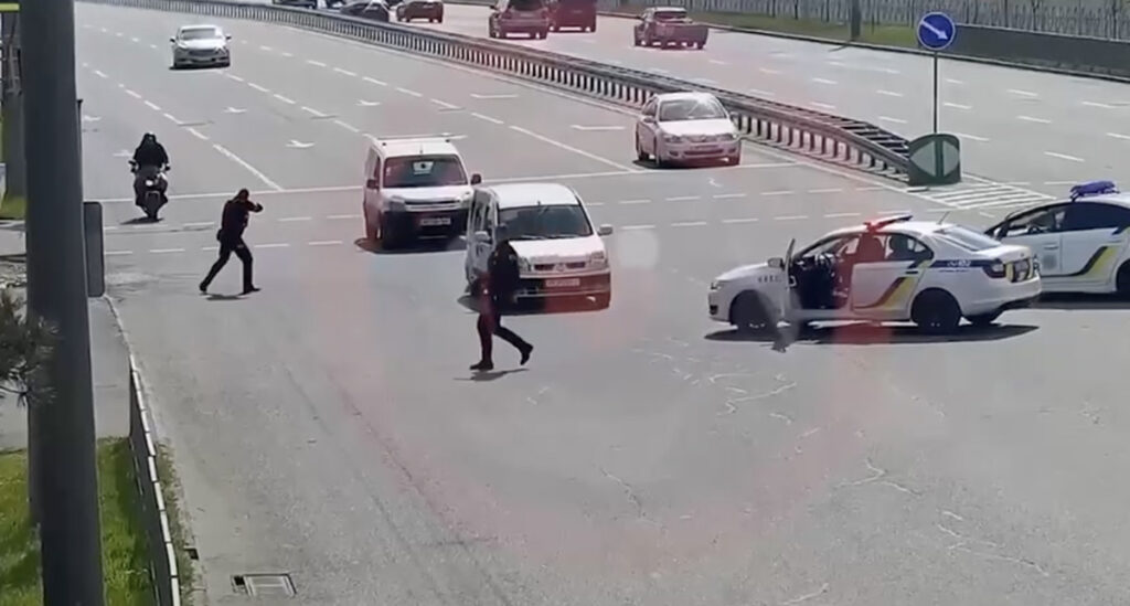 VIDEO: Ukraina politsei näitas ette, kuidas ei tohi tsiklit peatada (NB! Nõrganärvilistele mittesoovitav)