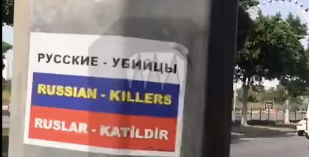 VIDEO: Tänavale on pandud sildid – „Venelased – tapjad”
