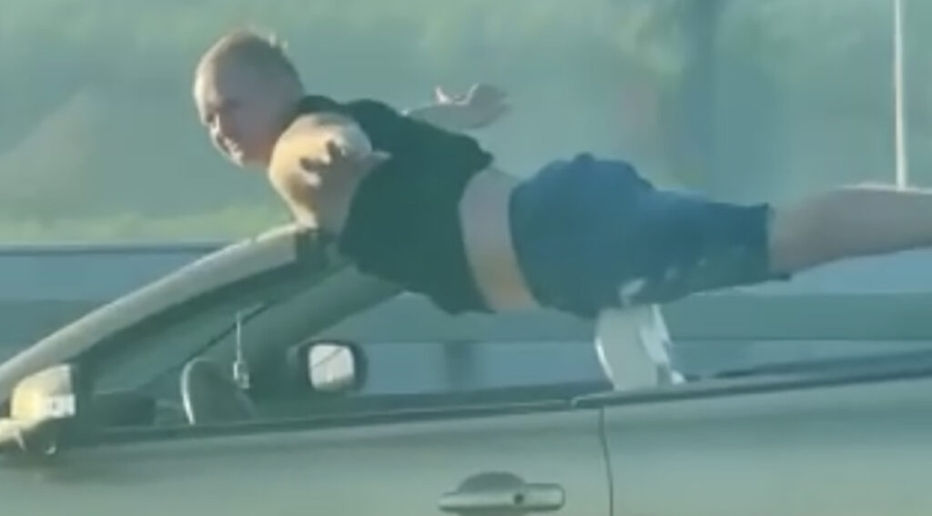 VIDEO: Peterburi politsei otsib isikut, kes tegi autoga sellise triki