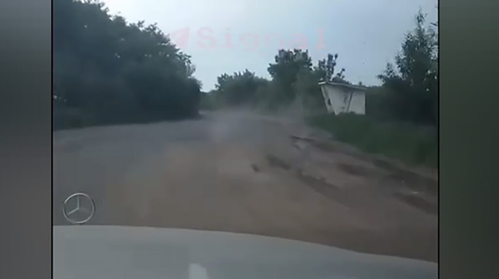 VIDEO: naine sõidab koos lastega autoga Ukrainas – päris jube olukord