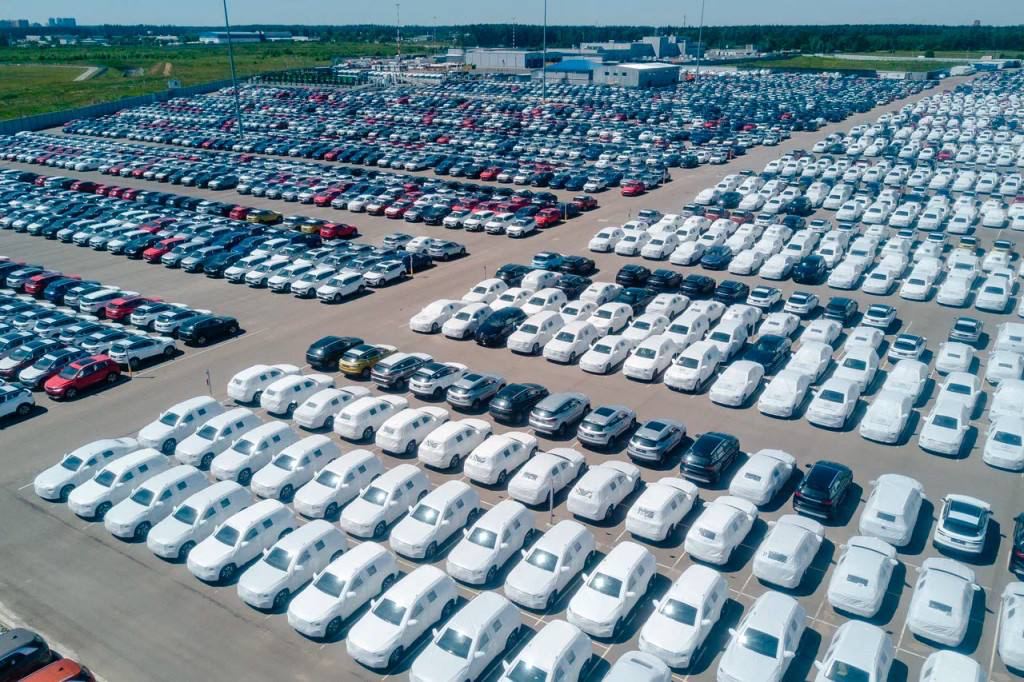 PILDID: Venemaal seisavad kümned tuhanded välismaa autod