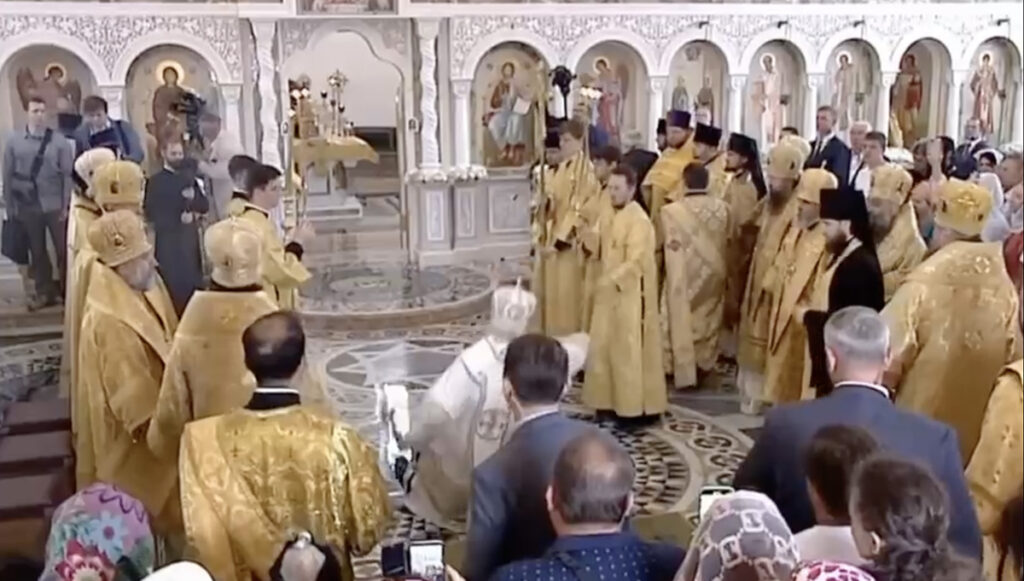 VIDEO: Vene kirikupea libastus pühal veel ja kukkus