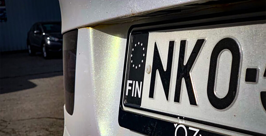 Soomes on hakatud auto numbrimärkidele kleepima musta põhjaga kleepse