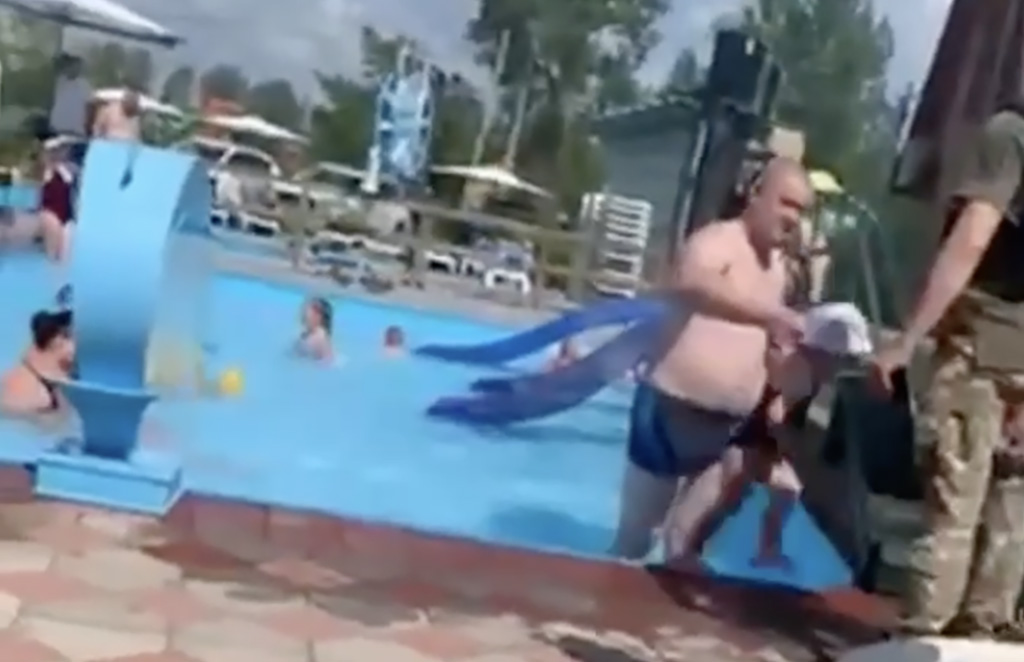 VIDEO: Ukrainas antakse sõjaväekutse üle basseini ääres puhkajale