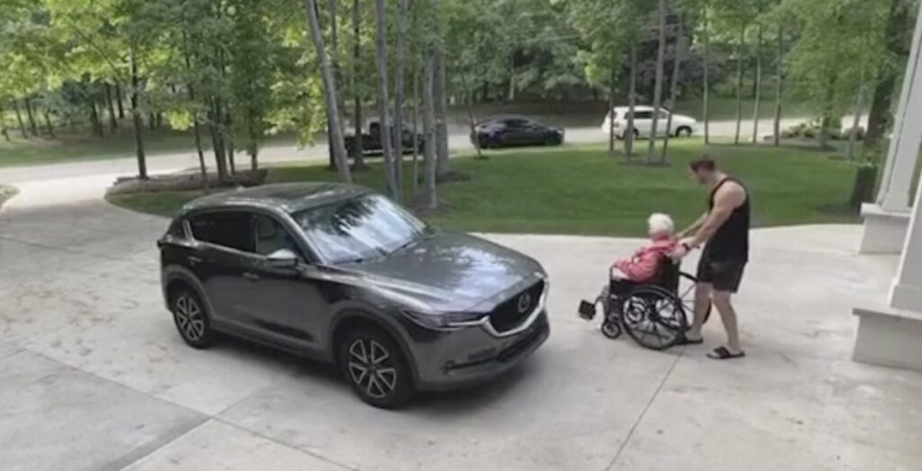 Kõhe video: eakas naine veereb ratastoolis mäest alla (NB! Nõrganärvilistele mittesoovitav)