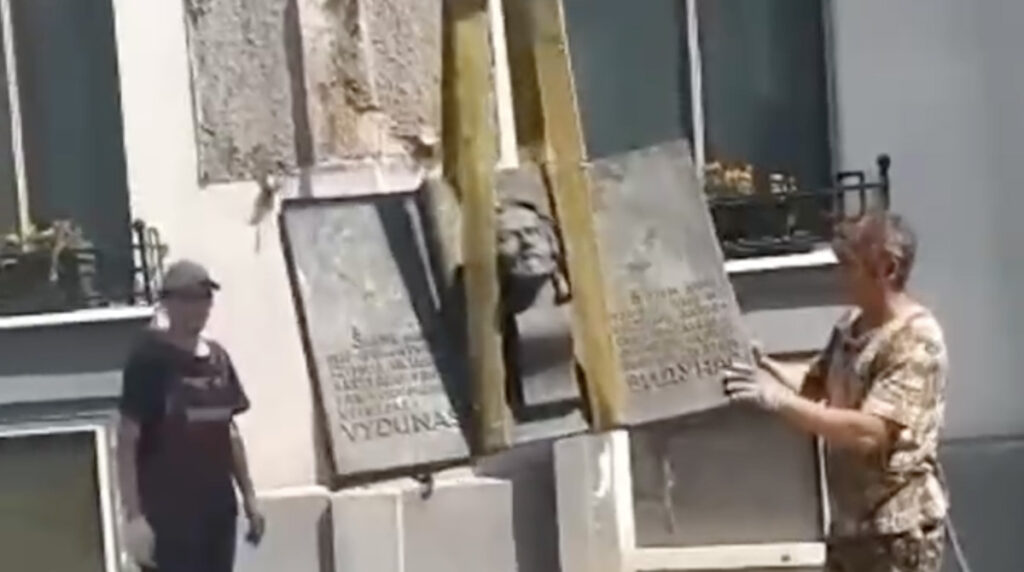 VIDEO: Kaliningardi oblastis eemaldati Leedu kirjaniku mälestustahvel, asemele pannakse Vene sõjakangelase oma