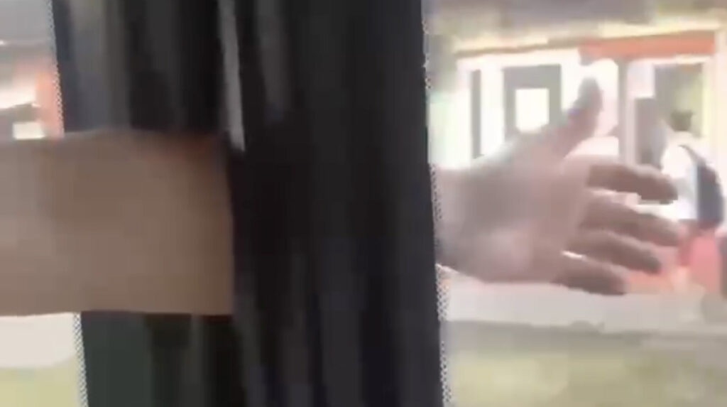 VIDEO: mehel jäi käsi bussi ukse vahele, aga bussijuht ust ei avanud