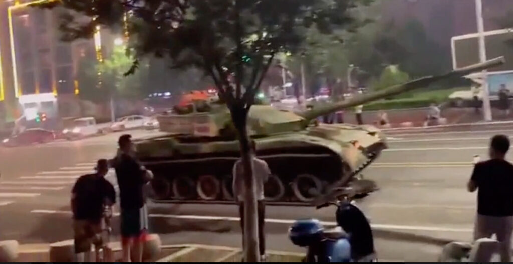 VIDEO: Hiinas toodi tankid tänavatele