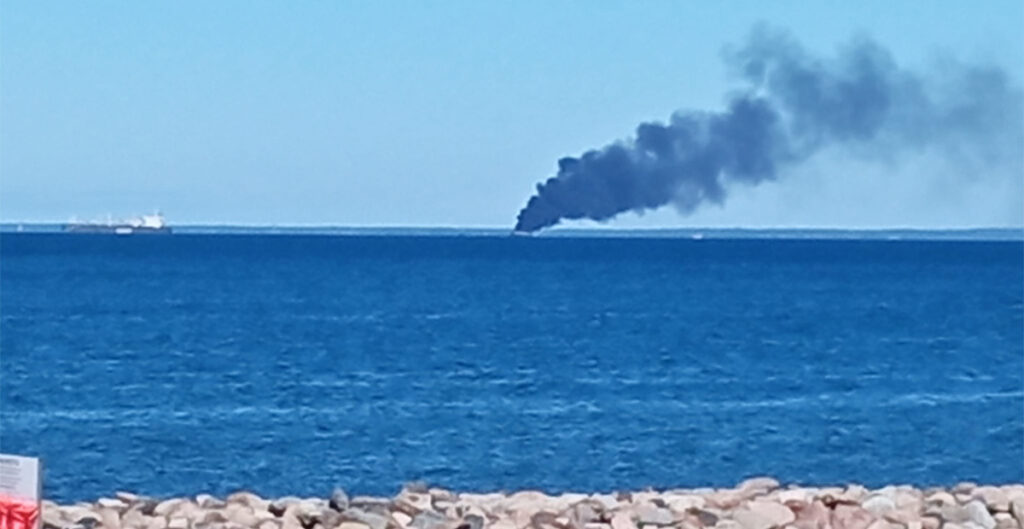 Tallinna lahel süttis põlema ja uppus soomlaste laev, 10 inimest päästeti