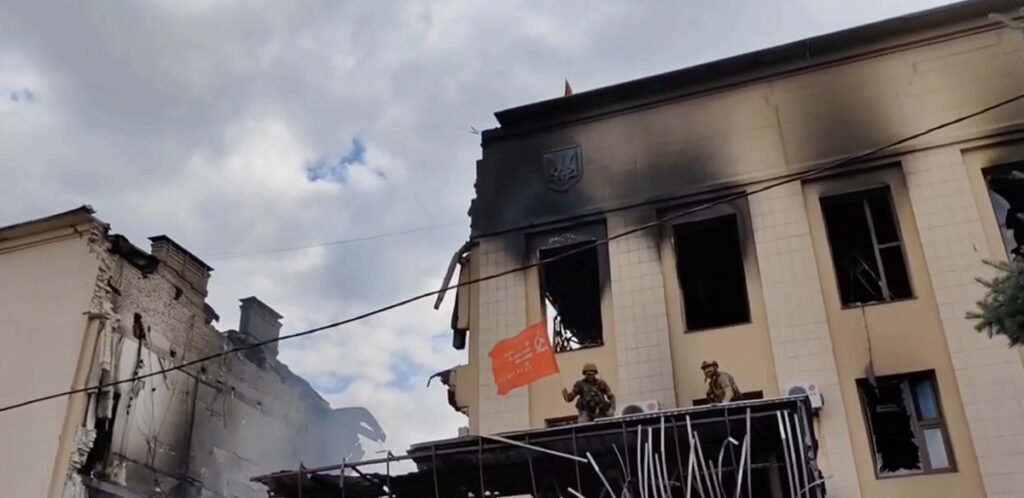 VIDEO: Vene väed heiskasid äsja vallutatud Ukraina linnas punalipu