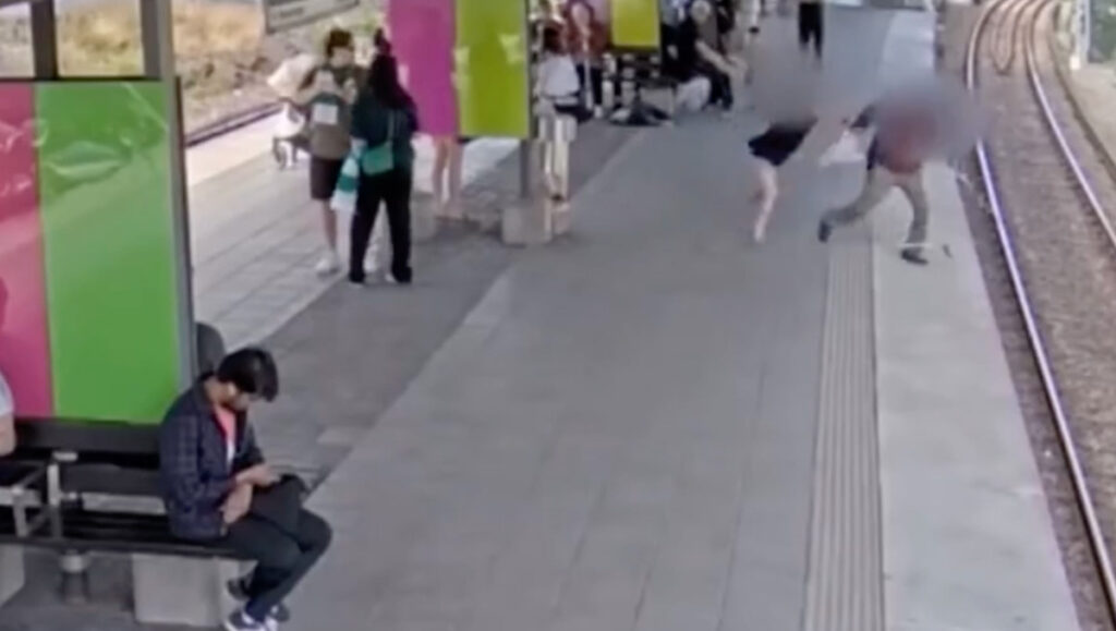 VIDEO: Soome naine lükkas Rootsis eaka mehe rongi ette (NB! Nõrganärvilistele mittesoovitav)