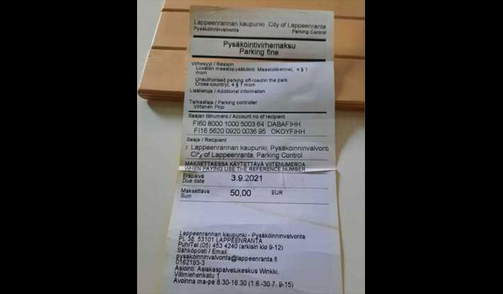 Soomes levib eriline pettus: autode tuuleklaasile pannakse liba-parkimistrahve