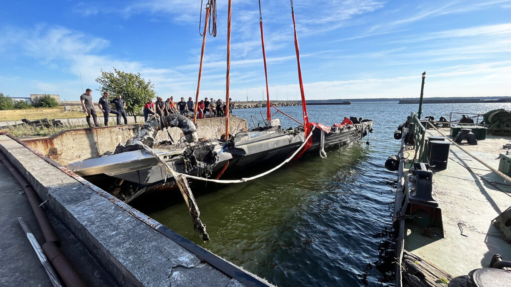 PILDID ja VIDEO: Tallinna lahes uppunud Soome luksuskaater teisaldati mandrile