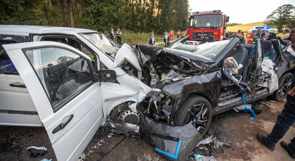 Saksamaal testiti uut BMW elektriautot: üks hukkus, 9 said vigastada