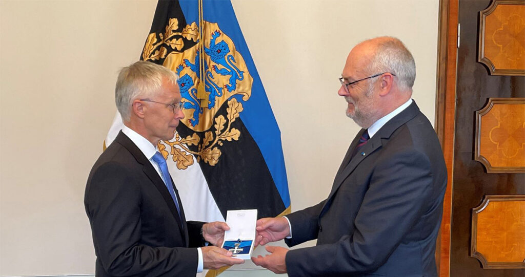 Eesti president andis Soome suursaadikule üle teenetemärgi