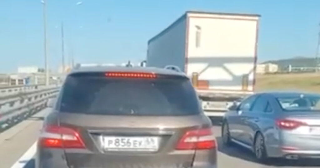 VIDEO: Krimmis on päris sõda lahti – toimuvad plahvatused, inimesed põgenevad paaniliselt – teedel on ummikud, keegi ei saa aru, mis toimub