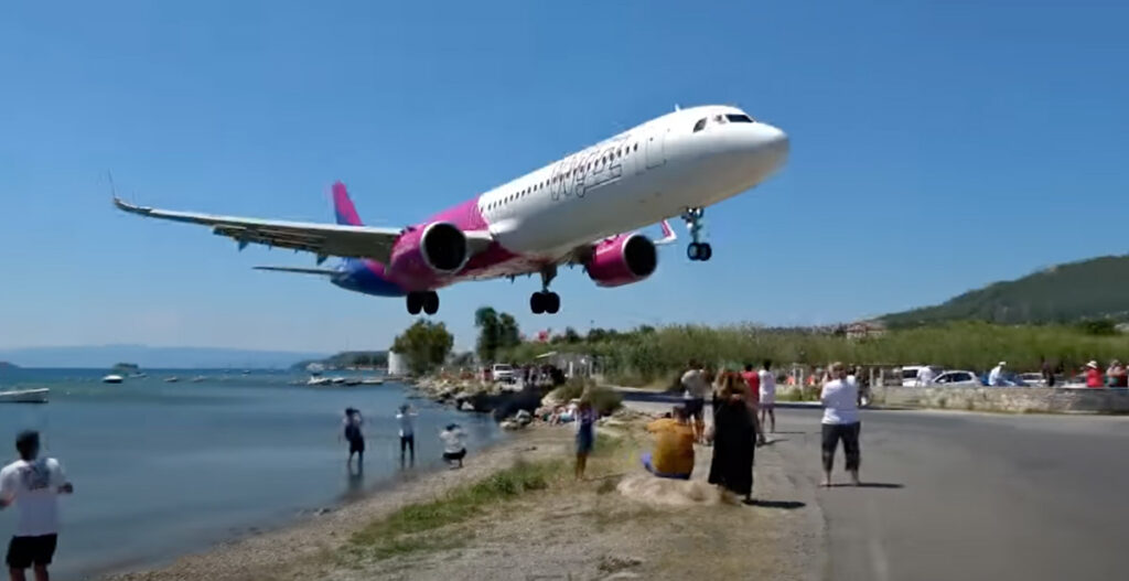 Kõhe video: lennuk maandus Kreekas madalal inimeste peade kohal