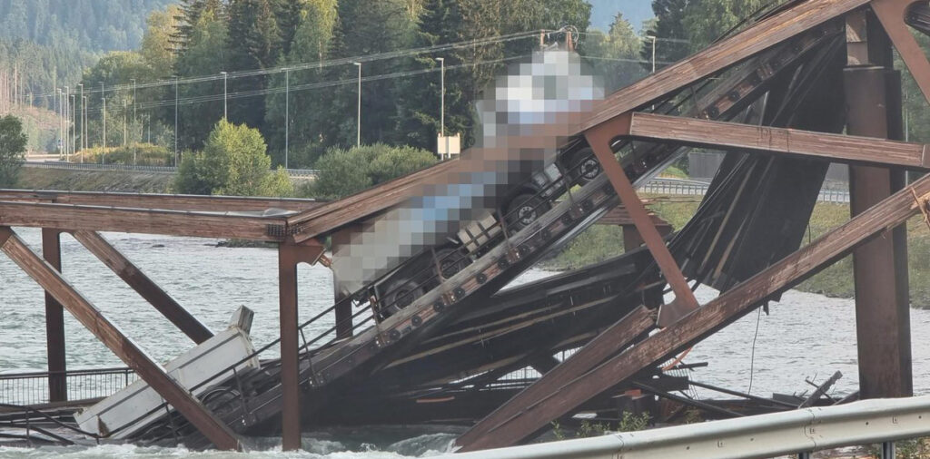 Norras varises sild kokku, mitu autot kukkusid vette