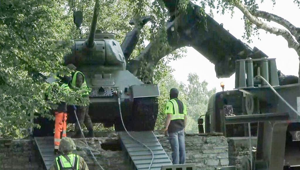 Narvas algas monumentide teisaldamine