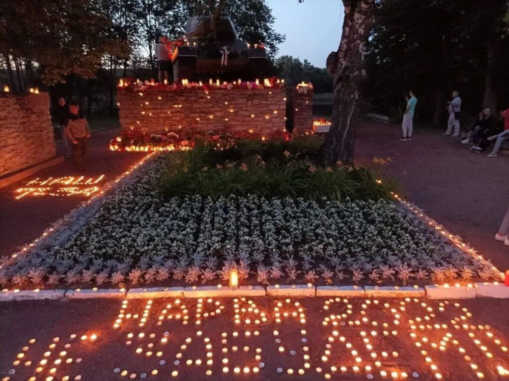 Narva tanki juures on küünlameri – vaata veebikaamera otseülekannet!