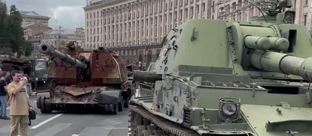 VIDEO: Kiievis on näitusel väljas sõjatrofeena saadud Vene tankid