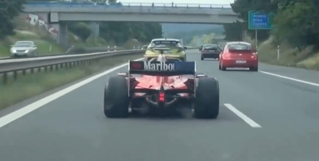 VIDEO: Tšehhis nähti vormelautot maanteel sõitmas