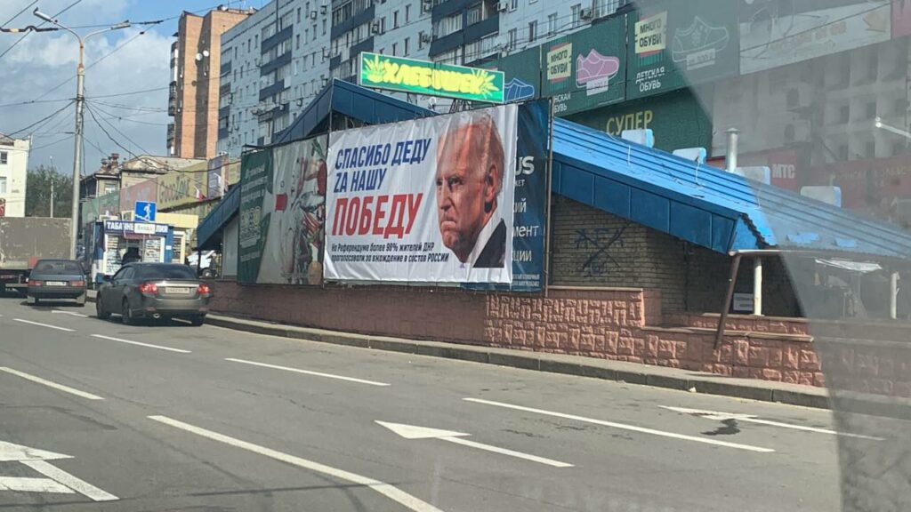 VIDEO: Ukraina idaosas pandi välja USA ja ELi liidreid pilavad plakatid