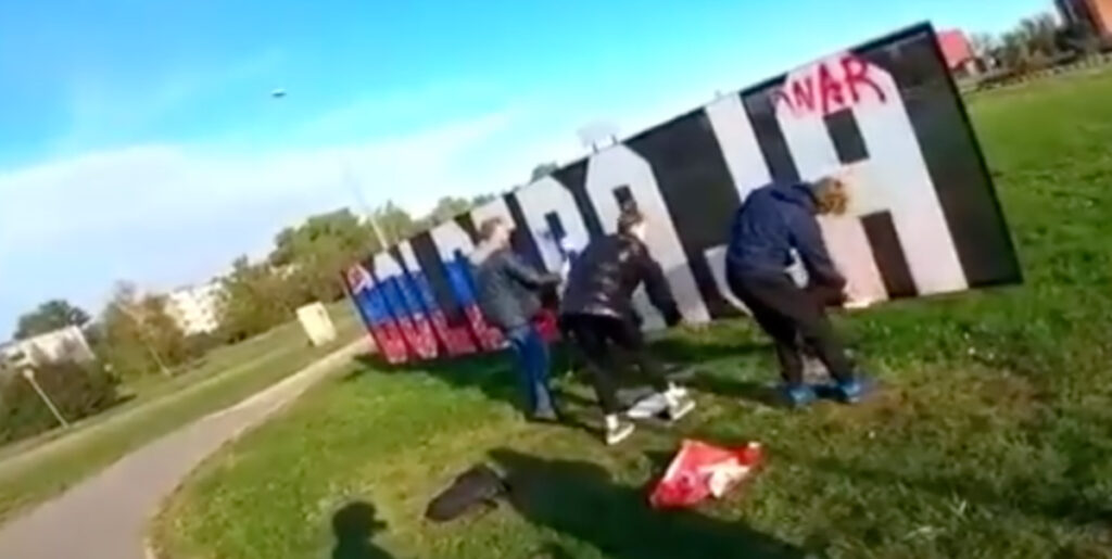 Kas läks lahti? Riias kaeti ühe linnaosa silt Vene värvidega (lisatud video)