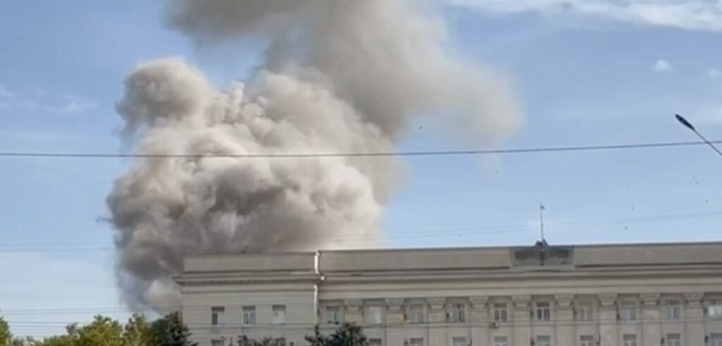 VIDEO: Vene vägede poolt hõivatud Ukraina lõunaosa linna tabas raketirünnaku