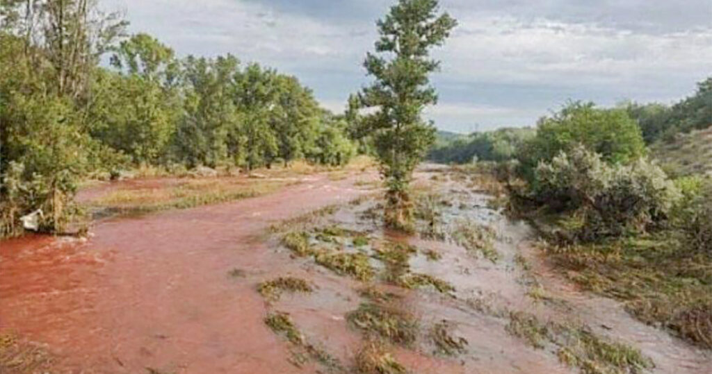 PILTUUDIS: Ukraina linna tabas raketirünnak, jõgi värvus punaseks