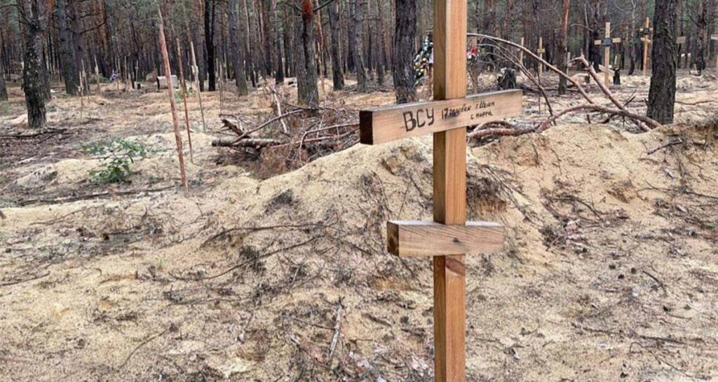 Ajakirjanikud leidsid tagasi vallutatud Ukraina linna lähedalt metsast massihauad, kuhu on maetud Ukraina sõdurid