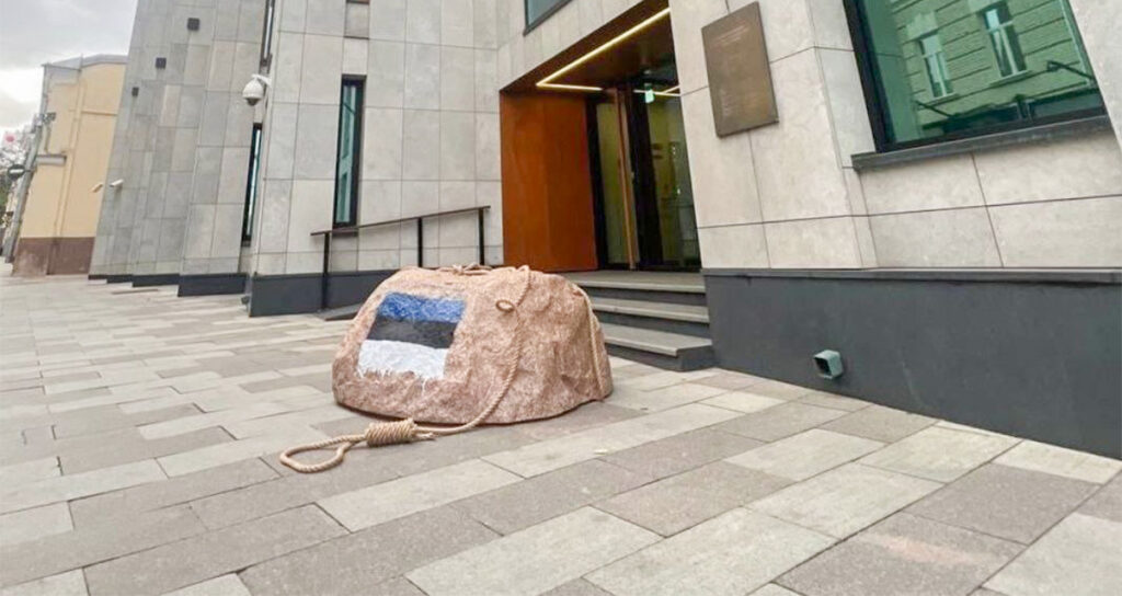 PILTUUDIS: Eesti saatkonna juurde Moskvas viidi kivi ja nöör…