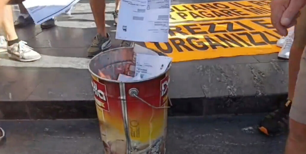 VIDEO: Itaalias põletatakse elektriarveid ja neid pole kavas maksta – räägitakse, et puhkeb kaos