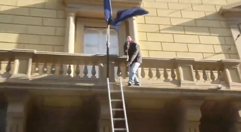 VIDEO: Roomas rebiti maha ELi lipp ja asendati see Itaalia omaga