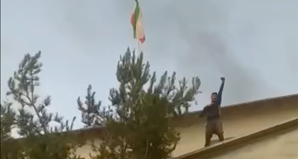 VIDEO: Tadžiki võitlejad heiskavad lipu Kõrgõzstani koolimajale