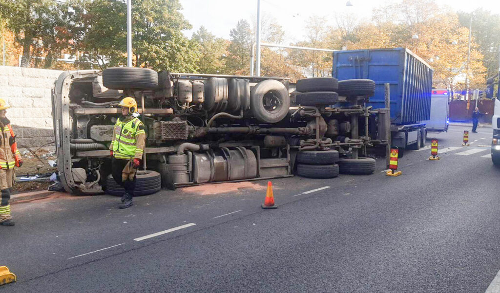Helsingi kesklinnas kukkus suur veok külili
