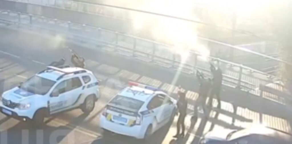 VIDEO: Ukraina politseinikud tulistavad automaatrelvadest droonide pihta