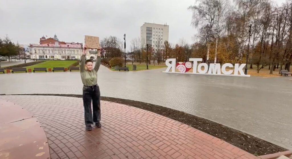 VIDEO: vene naine ajas protesti märgiks omal juuksed maha