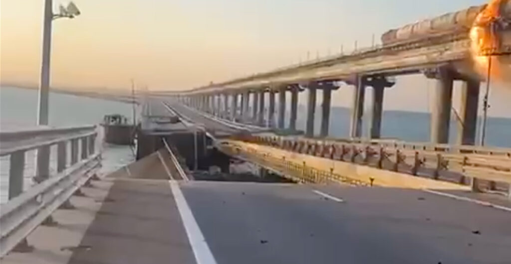 VIDEO: Krimmi sild põleb, maantee on sodi