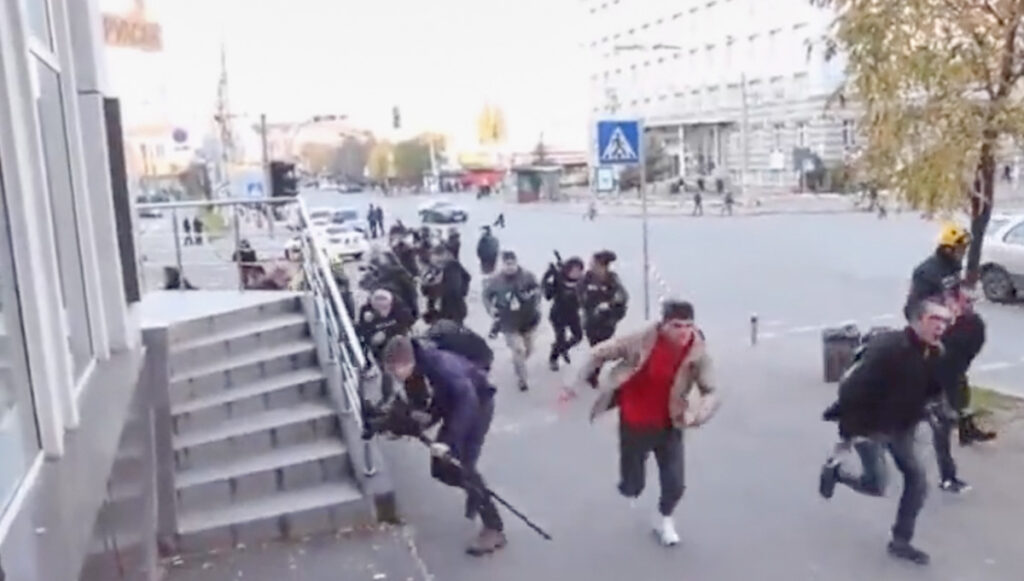 VIDEO: Kiievis tabas inimesi droonilendude ajal paanika